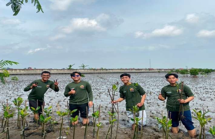 GenBI UNIKAL Tanam Harapan di Pesisir Degayu Lewat Gerakan Genrove